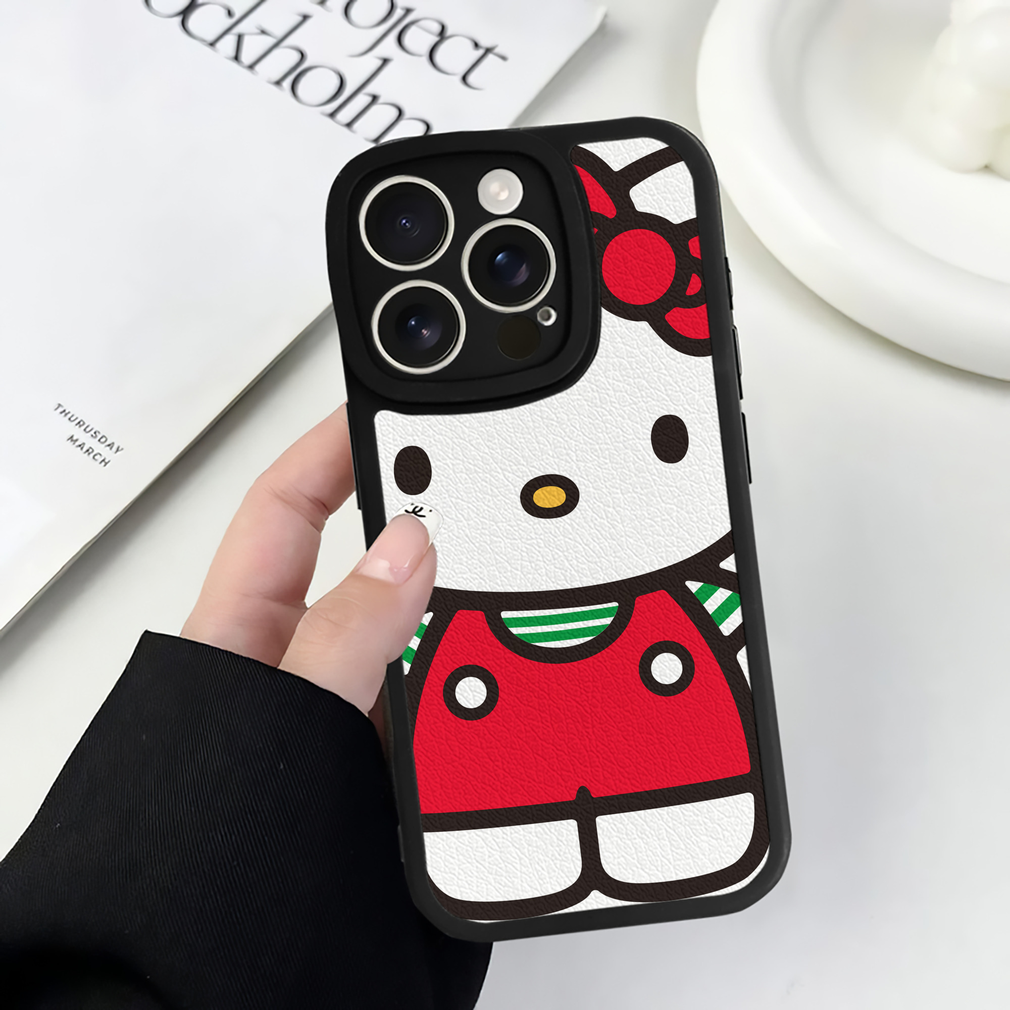 （画像用） Hello Kitty ハローキティ 【iPhone 16シリーズ対応】シリコンスマホケース（レザー調） 材質：シリコン